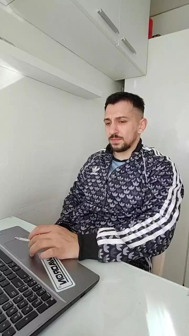 Sir_romanian on Cam4 
