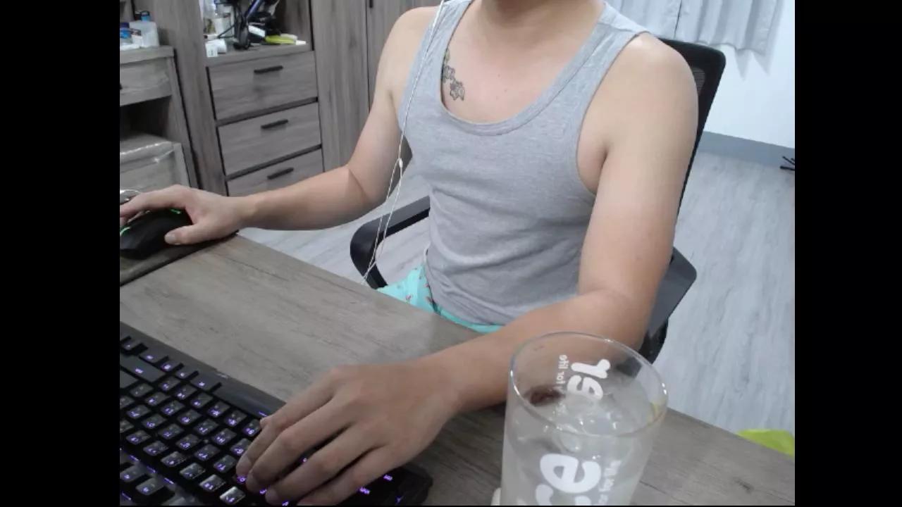 smallsmallwa on Cam4 