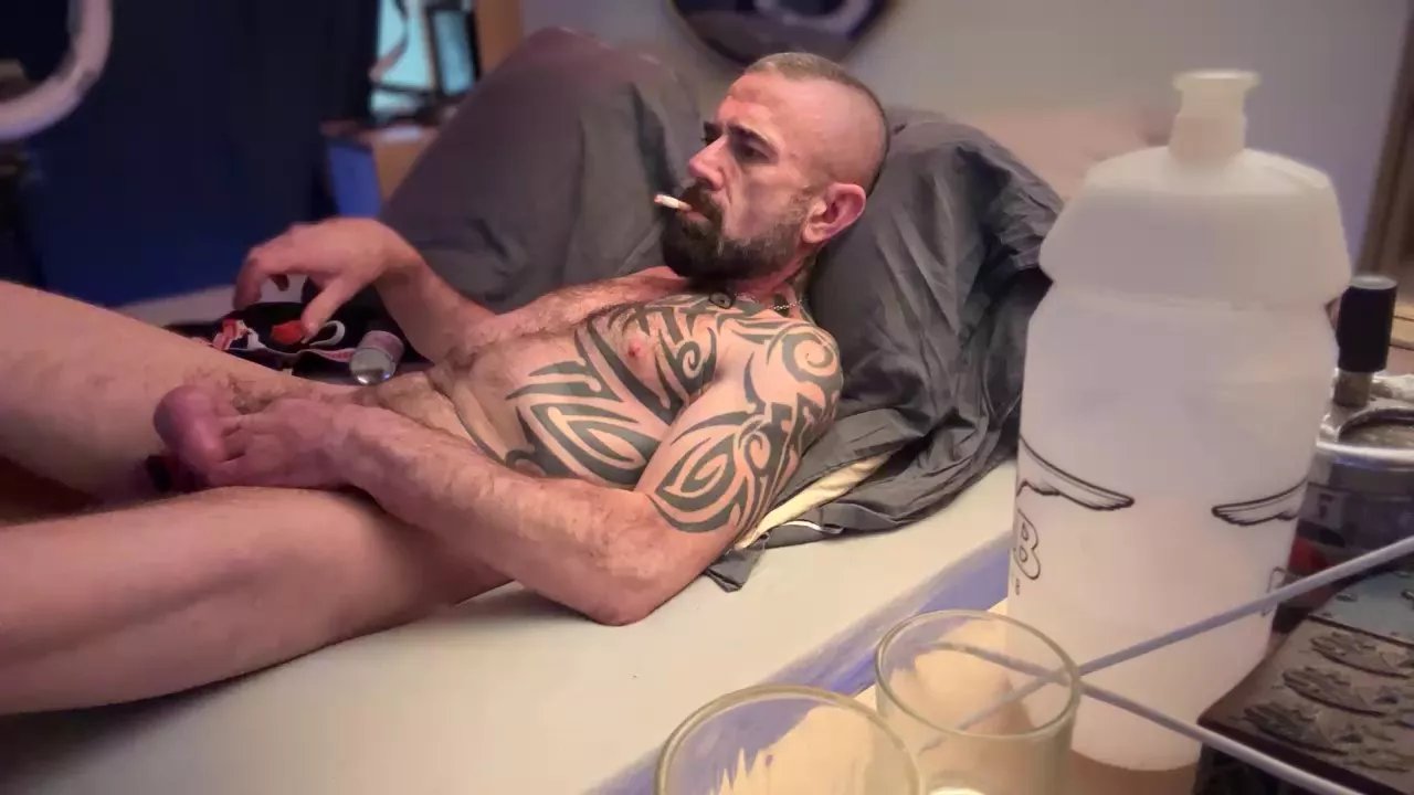 Offline tonybranleur on Cam4