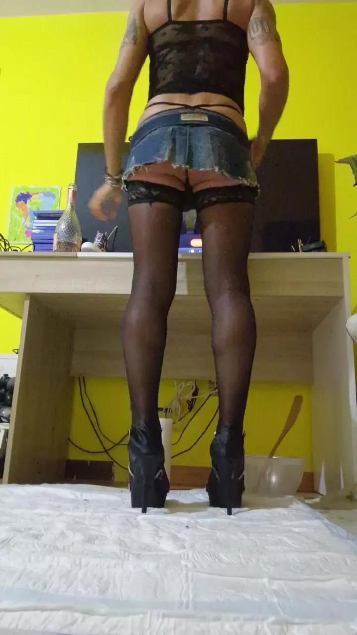 Trillyfun69 on Cam4 