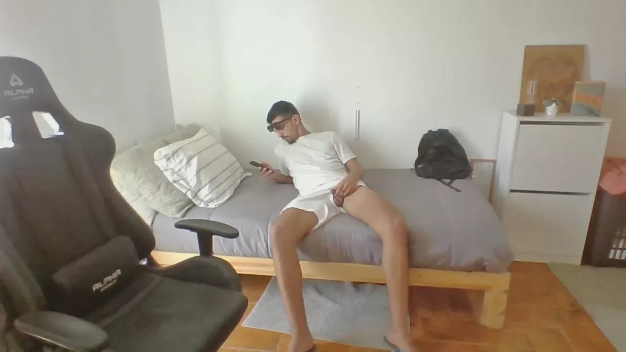 Offline YoungFilipe on Cam4