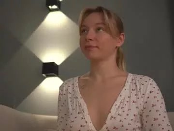 Freechat snow_is_falling on Chaturbate