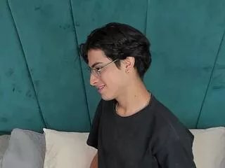 Offline aaron_ez on Flirt4Free