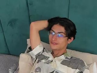 Offline aaron_ez on Flirt4Free