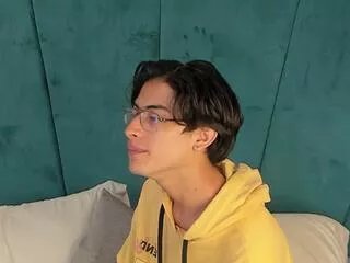 Offline aaron_ez on Flirt4Free