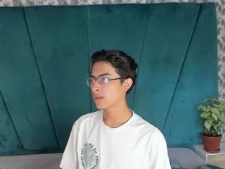 Offline aaron_ez on Flirt4Free