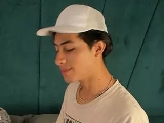 Offline aaron_ez on Flirt4Free