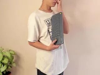 Offline aaron_ez on Flirt4Free