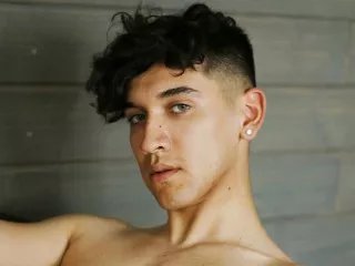 Offline JohnnySilver on Streamate