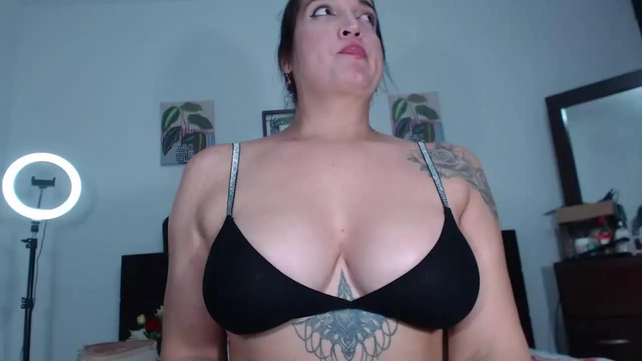 AndreinaxxxHottie on Streamray 