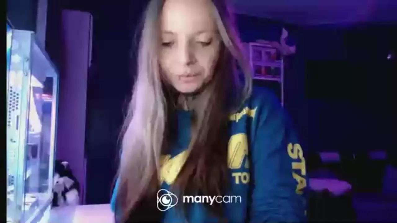 InesAlone on Streamray 
