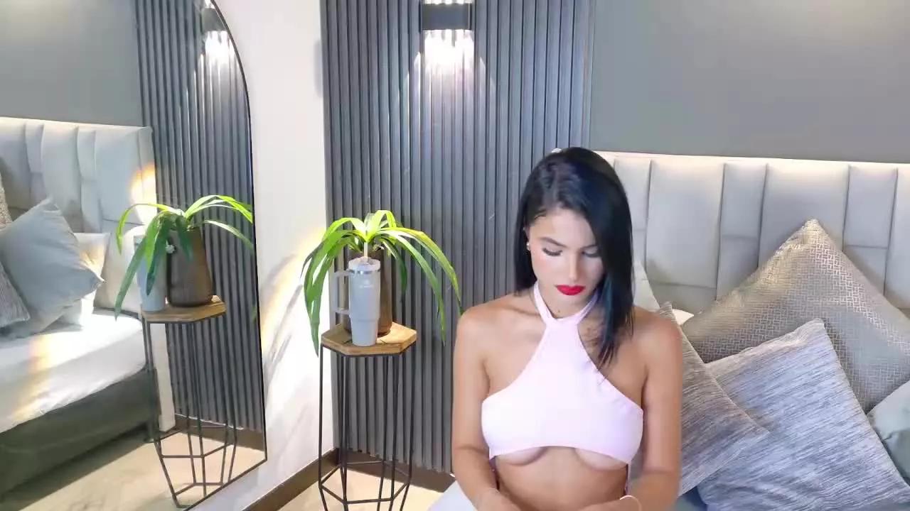 LuciaCollins on Streamray 