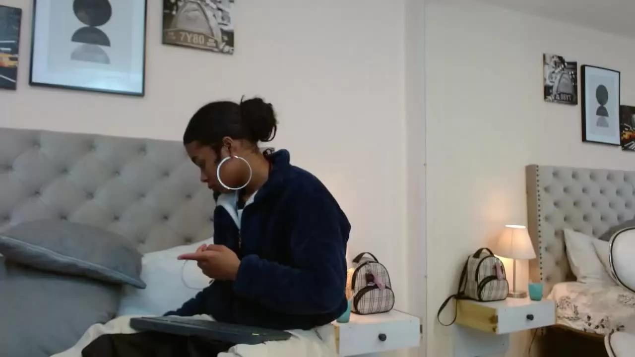 Lucy_Larz on Streamray 