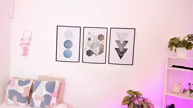 Freechat dullce77 on StripChat