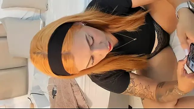 Emily_robertss on StripChat