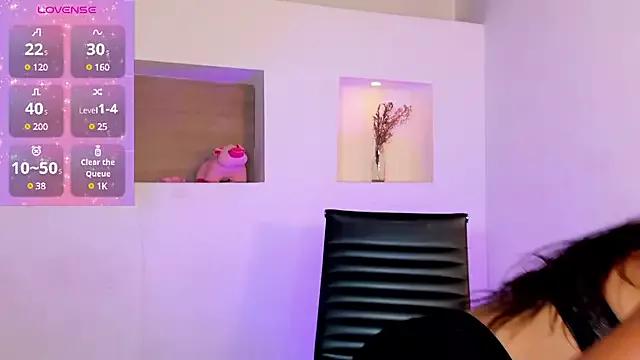 IvyBliss8 on StripChat 