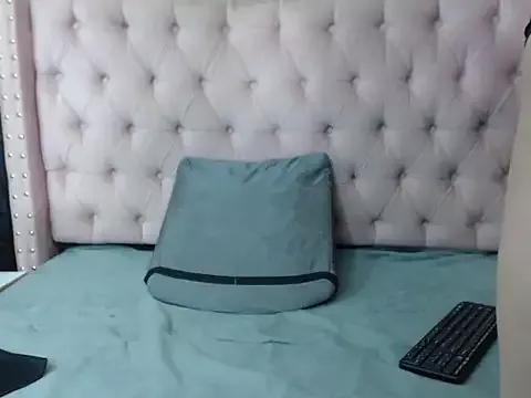 Lizzahot69 on StripChat 