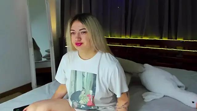 MikkiShoww on StripChat 