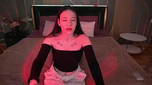 NikkiGoldSide on StripChat 