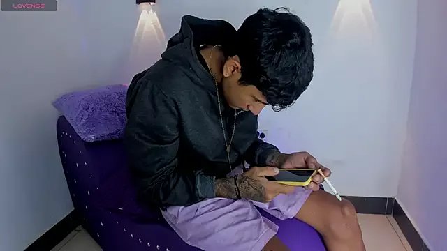 Freechat Threesome-no-mercy on StripChat