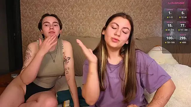 Freechat twobabesweet on StripChat